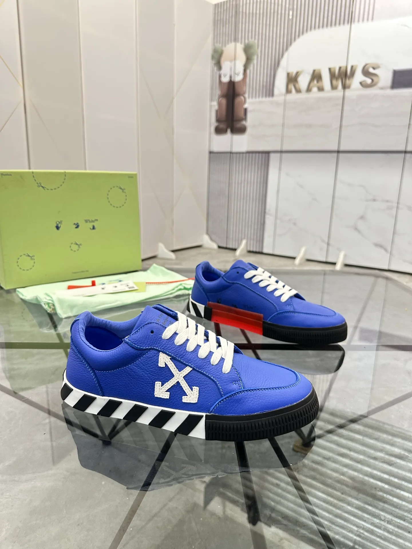 Selling men's shoes 💰: 💰P440¥ Product trademark: OFF WHITE *"OFF WHITE*" low-top casual shoes Regular size: 35-45 (can be customized to 46) Couple style Product material: imported cowhide upper, breathable lining, original outsole. No.: H203